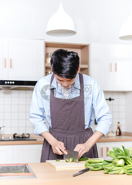 做饭的男生图片