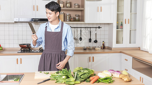 做饭的男生图片