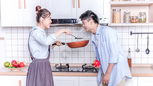 情侣厨房做饭图片