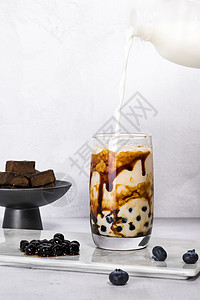 奶茶制作珍珠奶茶玻璃杯高清图片