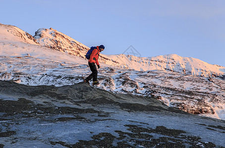 外国男性冰岛瓦特那国家公园极地探险图片