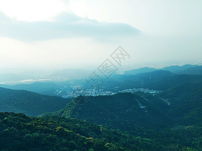 登山爬山顶的风景图片