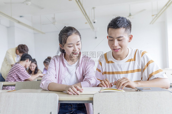 在教室里讨论问题的学生图片