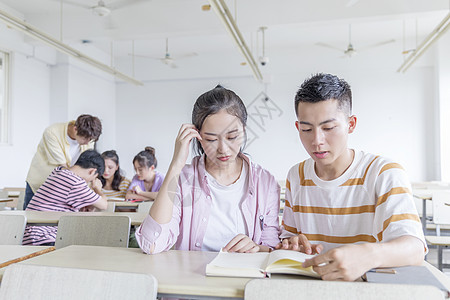 在教室里讨论问题的学生图片