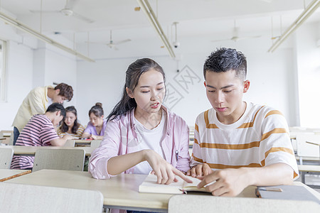 在教室里讨论问题的学生图片