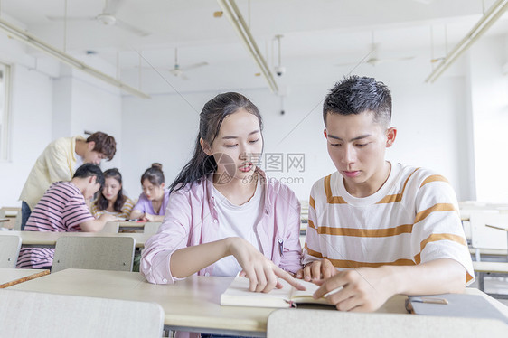 在教室里讨论问题的学生图片