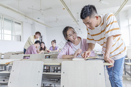 在教室里讨论问题的学生图片