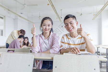 教室里自信微笑的学生图片