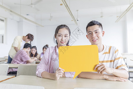 在教室里举着KT板的男女学生图片