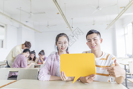 在教室里举着KT板的男女学生图片