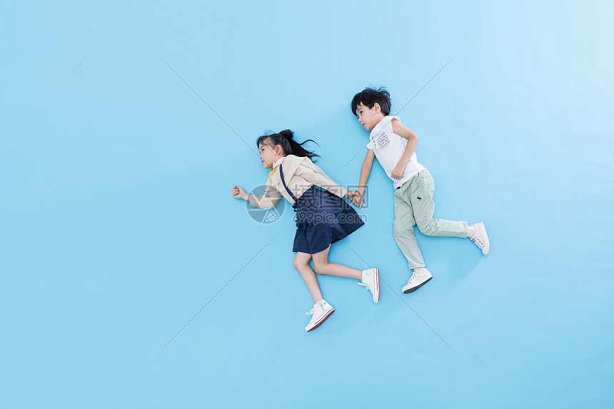 儿童奔跑创意照图片