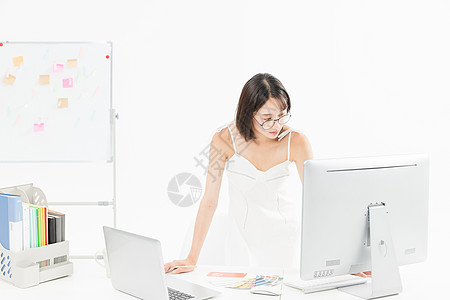 商务女性看电脑女设计师站立办公看电脑背景