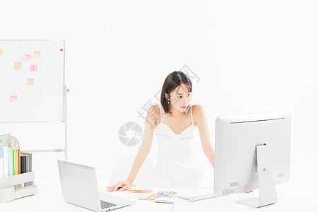女设计师站立办公看电脑图片