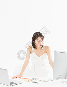 女设计师站立办公看电脑背景图片