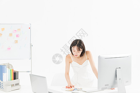 女设计师站立办公看电脑图片