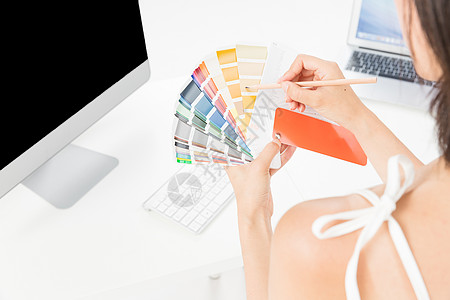 平面设计软件女设计师用色卡校对特写背景