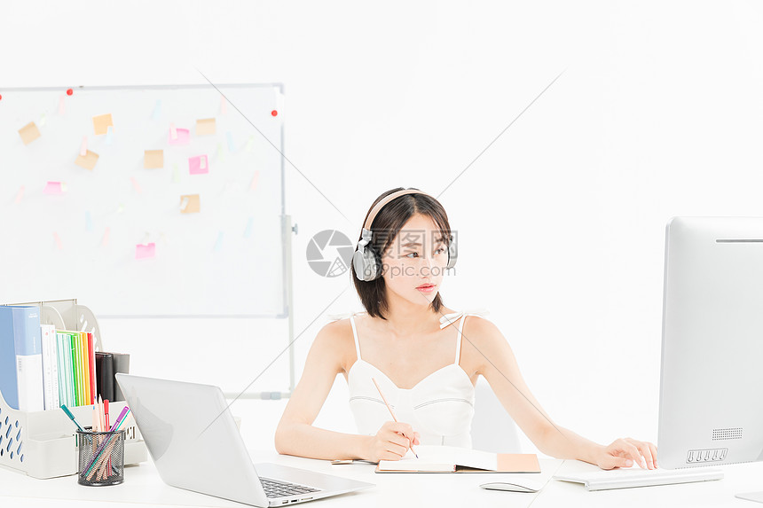 女设计师听音乐办公图片