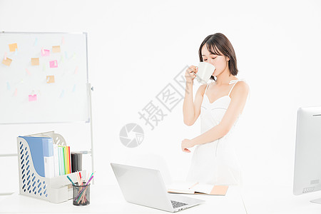 女设计师喝咖啡图片