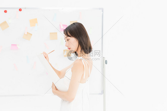 女设计师在白板前记录图片