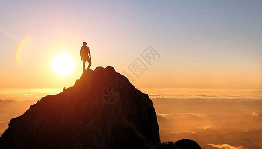 登山者落山的太阳高清图片