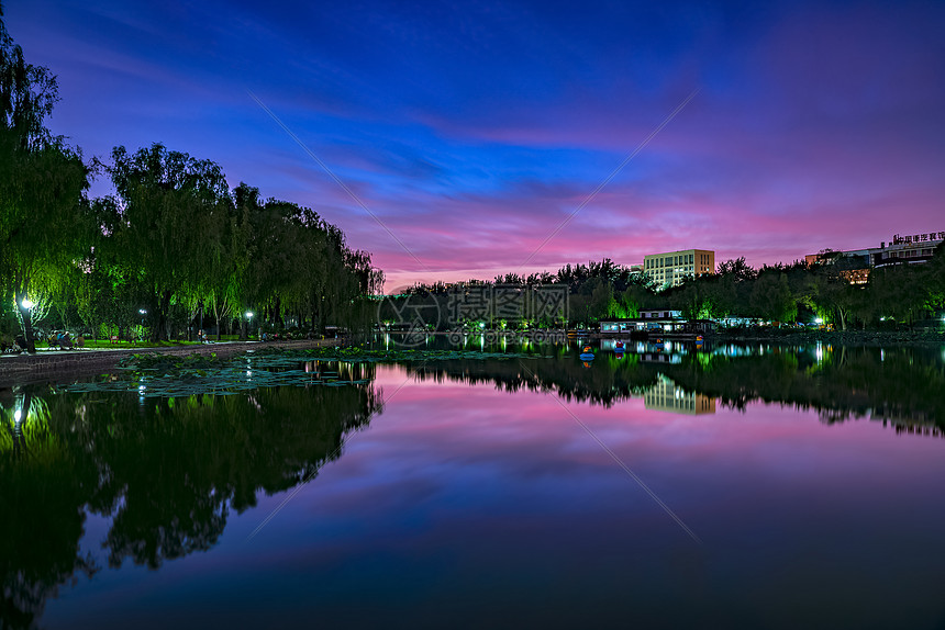 夜色青年湖图片