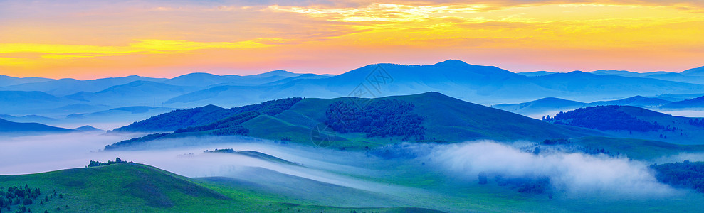 人造草地大气磅礴云雾缭绕的山峦背景