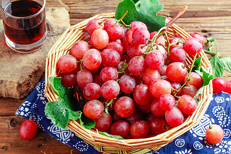 葡萄篮子放在桌上的新鲜水果高清图片