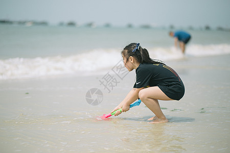 海边小女孩海边玩水的小女孩背景