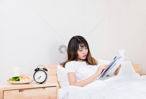 在床上看书的女孩图片