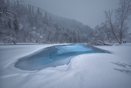 雪山中的蓝色湖泊冬高清图片素材