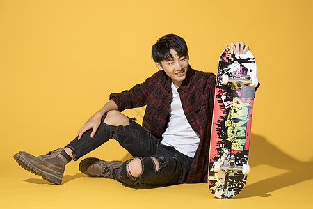 青年男性玩滑板图片