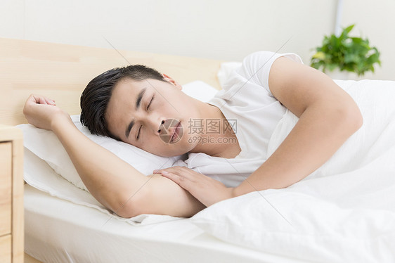 男性睡眠图片