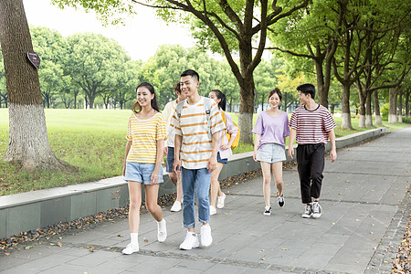 散步学生图片