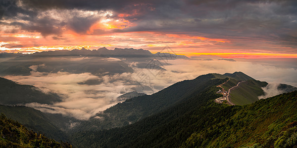 达瓦更扎山顶云海日出全景图片