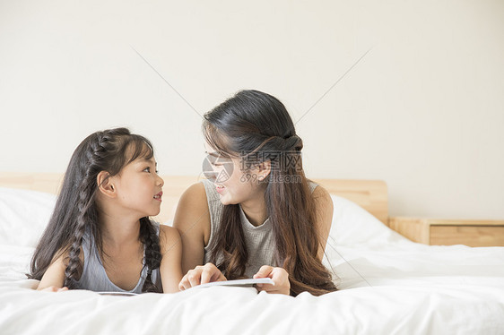 女孩和母亲一起看书图片
