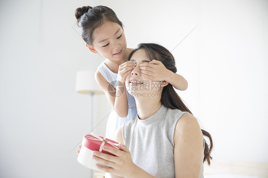 女孩给母亲送礼物图片