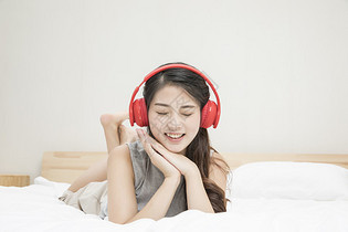戴耳机听音乐的女孩图片