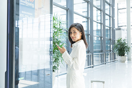 看指示牌的女性图片