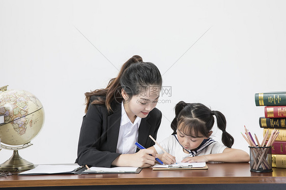 女教师和学生图片