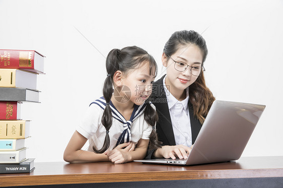 女教师和学生图片