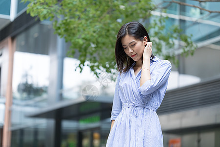 逛街的女孩图片