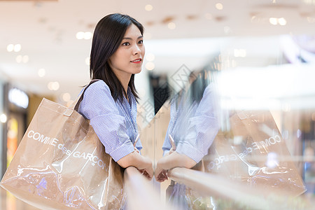 塑料闺蜜团逛街的女孩背景