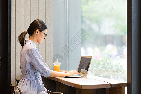 购物商场办公的女性背景