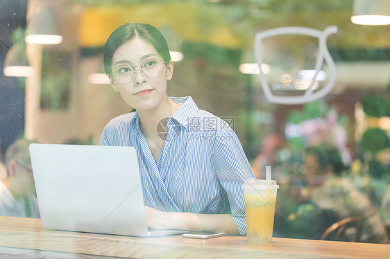 休闲的商务女性图片