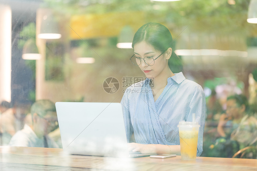 休闲的商务女性图片