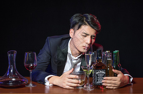 男士喝酒醉酒品酒高清图片素材
