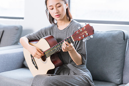吉他美女文艺青年沙发上弹吉他背景