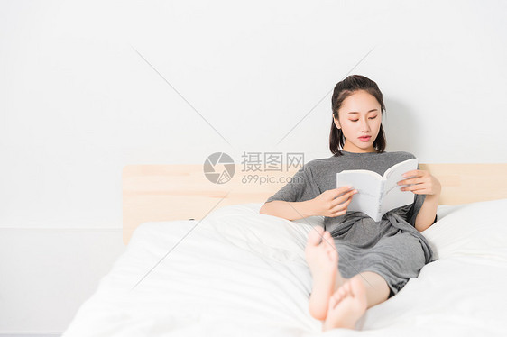 文艺青年在床上看书图片