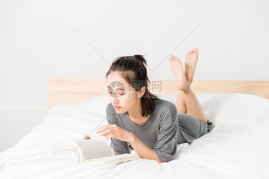 文艺青年在床上看书