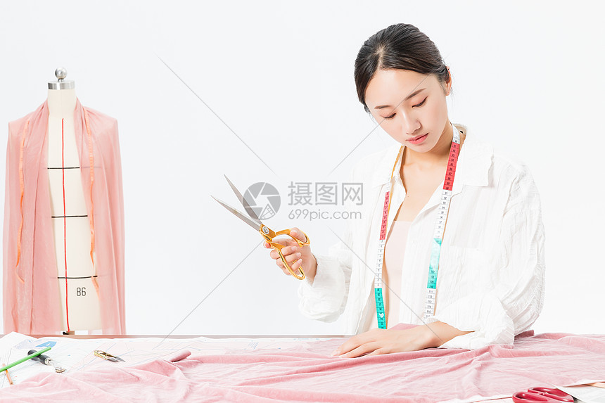 女设计师服装裁剪图片